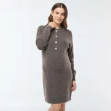 Vestido corto tejido de punto color marrón con cuello redondo y cierre parcial con botones. Ideal para lactancia.