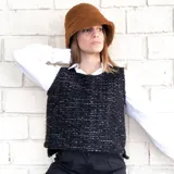 Gorro tipo bucket color marrón de tela tipo peluche con etiqueta con la marca Valente.