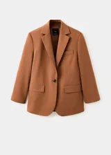 Blazer estructurado de corte recto, con cuello de solapa con muesca, cierre frontal de un botón y bolsillos laterales con solapa.
