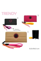 Billetera Trendy acolchada color beige con logo circular en el frente, cierre con cremallera y correa de mano extraíble color violeta con cordones decorativos.