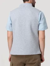 Chaleco gris melange con textura acolchada de rombos, cuello alto y cierre frontal con cremallera.