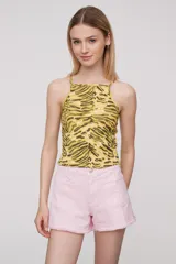 Musculosa de breteles finos con estampado animal print en tonos amarillo y verde, corte al cuerpo y cuello cuadrado.