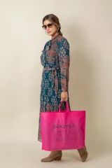 Vestido largo plisado de gasa estampada, con lazo en el cuello y lazo en la cintura.