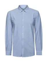 Camisa de manga larga para hombre, color azul claro con finas rayas verticales blancas. Presenta cuello camisero y puños abotonados.