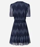 Vestido corto de tul azul marino con estampado de corazones celestes, escote en pico, mangas cortas abullonadas, cintura elastizada y falda con volados.