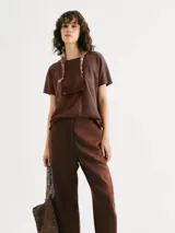 Blusa de manga corta color marrón, con cuello redondo y corte holgado.