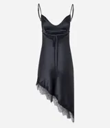Vestido midi de satén negro con escote corazón, breteles finos ajustables y ruedo asimétrico decorado con encaje. Presenta un diseño fluido y elegante con cierre posterior.