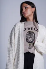 Cárdigan negro de tejido de punto trenzado, sin botones y corte holgado.