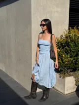 Vestido midi celeste con estampado flocado oscuro, diseño sin mangas con tirantes finos, canesú fruncido y falda amplia con vuelo.