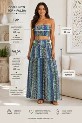 Conjunto compuesto por un top strapless y una pollera larga de corte amplio, con estampado estilo paisley y étnico en tonos celestes, beige y marrón.