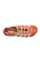 Zapato deportivo casual de cuero, con diseño de tiras laterales en contraste color marrón sobre base color crema. Presenta cierre con cordones y suela de goma con relieve.