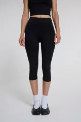 Calza pescador negra de tiro alto, con cintura doble y largo 3/4.