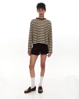 Remera manga larga a rayas horizontales color gris y amarillo, con cuello redondo y logo bordado en el pecho.