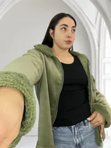 Campera verde de pana con cuello y puños de corderito. Cierre frontal con cremallera.