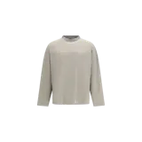 Remera Jacquemus de manga larga y corte oversize, color gris claro, con cuello redondo y costuras horizontales decorativas en el pecho.