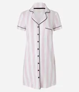 Camisón corto estilo americano de la marca Lov, con estampa de rayas verticales blancas y rosadas, cuello solapa y cierre frontal de botones con ribetes negros contrastantes.