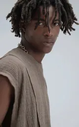 Sudadera sin mangas (tipo chaleco) de tejido liviano acanalado, color marrón chocolate, con calce amplio y recortes superpuestos que generan textura.