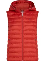 Chaleco acolchado rojo con capucha extraíble, cierre de cremallera, dos bolsillos delanteros con cremallera y logo de Tommy Hilfiger bordado en el pecho.