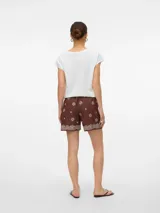 Short de tiro medio color marrón con estampado de mandalas y flores en tono beige claro. Presenta un borde inferior con un patrón tipo paisley en el mismo color y ajuste de cordón en la cintura.