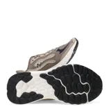 Championes de running New Balance con tecnología Fresh Foam en la entresuela para mayor amortiguación. Presentan un diseño en tonos marrones con detalles en negro y blanco, confeccionados en malla transpirable y refuerzos sintéticos, con el logo N característico en los laterales.