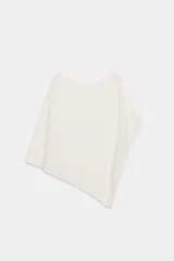 Capa asimétrica de punto con cuello barco y aplicación de hilo metalizado, de diseño holgado y bajo en punta.