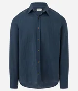 Camisa de manga larga color verde militar, confeccionada en algodón con textura maquinetada, cuello inglés y abotonado delantero. Corte comfort.