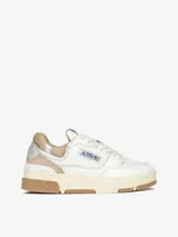 Zapatillas urbanas Autry modelo CLC Low para mujer, de cuero color blanco con detalles en beige y plateado.