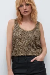 Musculosa de escote redondo a la base con estampado animal print en tonos tostado y negro.