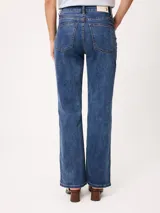 Jean de denim azul con elastano, de tiro medio y corte recto.