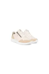 Zapatillas deportivas Ecco modelo Flexure Runner, color beige claro con detalles en tono arena y talón en color dorado metálico. Presentan cordones blancos y un cierre lateral funcional con cremallera.