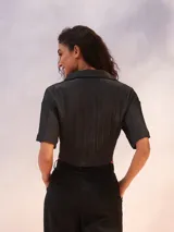 Camisa corta con estampado de cebra en blanco y negro, cuello camisero, escote en V y nudo frontal.