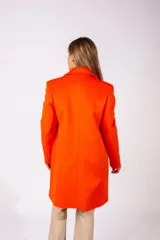 Tapado de paño color naranja, con solapas clásicas, cierre frontal y bolsillos laterales con solapa.