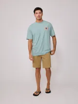 Bermuda color verde oliva, de corte recto y largo a la rodilla. Confeccionada en tejido de algodón y elastano.