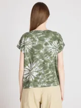Remera de algodón y lino verde con estampa tie-dye, cuello en V y mangas cortas con hombros caídos.