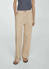 Pantalon de tiro medio con diseño recto, confeccionado en algodón. Cuenta con cintura elástica con lazo de ajuste, dos bolsillos delanteros y dos bolsillos de parche en la parte posterior.