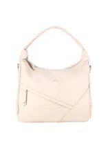 Bolso tipo hobo de color beige, con diseño de costuras diagonales y bolsillo frontal con cierre. Cuenta con una asa superior fija y herrajes metálicos.