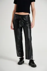 Pantalón de cuero negro con corte recto, tiro alto y lazo en la cintura.