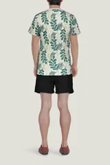 Short de baño verde con cintura elástica y cordón ajustable.