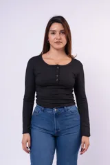 Remera de manga larga en tejido acanalado color negro, con escote redondo y cierre frontal parcial con cuatro botones. Presenta un corte ajustado al cuerpo.