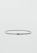 Cinturón fino de diseño minimalista, confeccionado en piel bovina con hebilla metálica de zinc.
