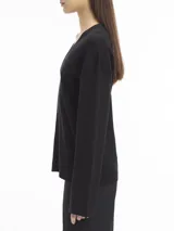 Sweater negro de lana con escote en v y mangas largas.