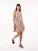 Vestido corto con estampado de hojas en tonos rosa, amarillo, verde y blanco.