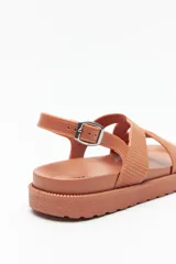 Sandalia negra con tiras entrelazadas ajustables y hebilla metálica. Su base es chunky de goma liviana y su suela elevada de 3,5cm.