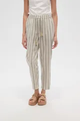 Pantalón tipo babucha de corte recto y tiro medio, con cintura elástica y cordón ajustable con borlas decorativas. Presenta un diseño de rayas verticales en tonos neutros.
