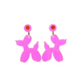 Aros colgantes de acrílico en color fucsia, con diseño de perro hecho con globos y cierre de perno circular.