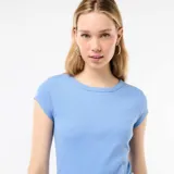 Remera de punto de canalé color celeste, de manga corta y corte ajustado.