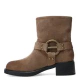 Botas cortas de cuero negro con taco cuadrado bajo, detalle de hebilla lateral y argolla metálica decorativa.