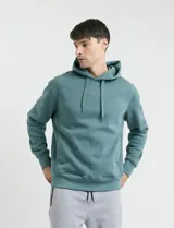 Canguro con capucha, cordones de ajuste, manga larga y bolsillos laterales invisibles.