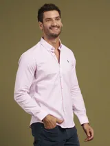 Camisa de manga larga con cuello abotonado y cierre frontal con botones. Presenta un diseño de microestampado sutil y logo bordado en el pecho.