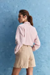 Short de tiro alto color marrón, con silueta relajada, bolsillos delanteros aplicados de gran tamaño, bolsillos traseros y cintura con presillas.